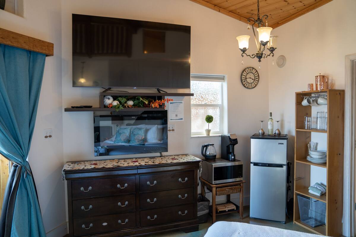 grand studio suite, 1 king bed with sofa bed, ocean view, oceanfront | private kitchenette | microwave, electric kettle