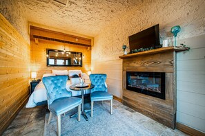 Superior Studio Suite, 1 King Bed, Ocean View, Oceanfront | Premium bedding, individually decorated, iron/ironing board, free WiFi - Homer Inn and Spa (Homer)