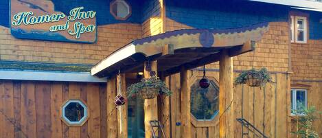 Een houten gebouw met een bord waarop staat 'Homer Inn and Spa'.