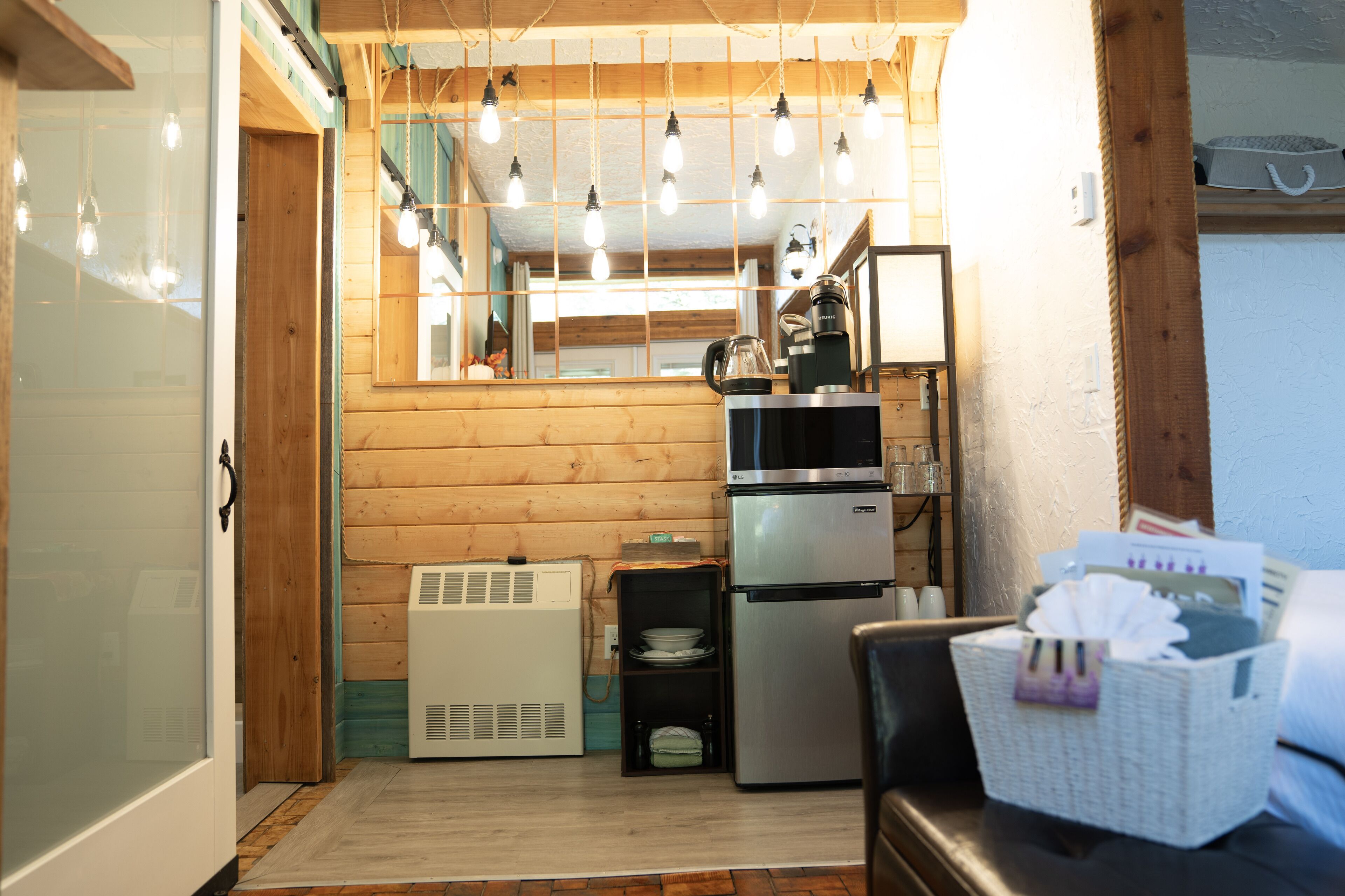 superior studio suite, 1 king bed, ocean view, oceanfront | private kitchenette | microwave, electric kettle