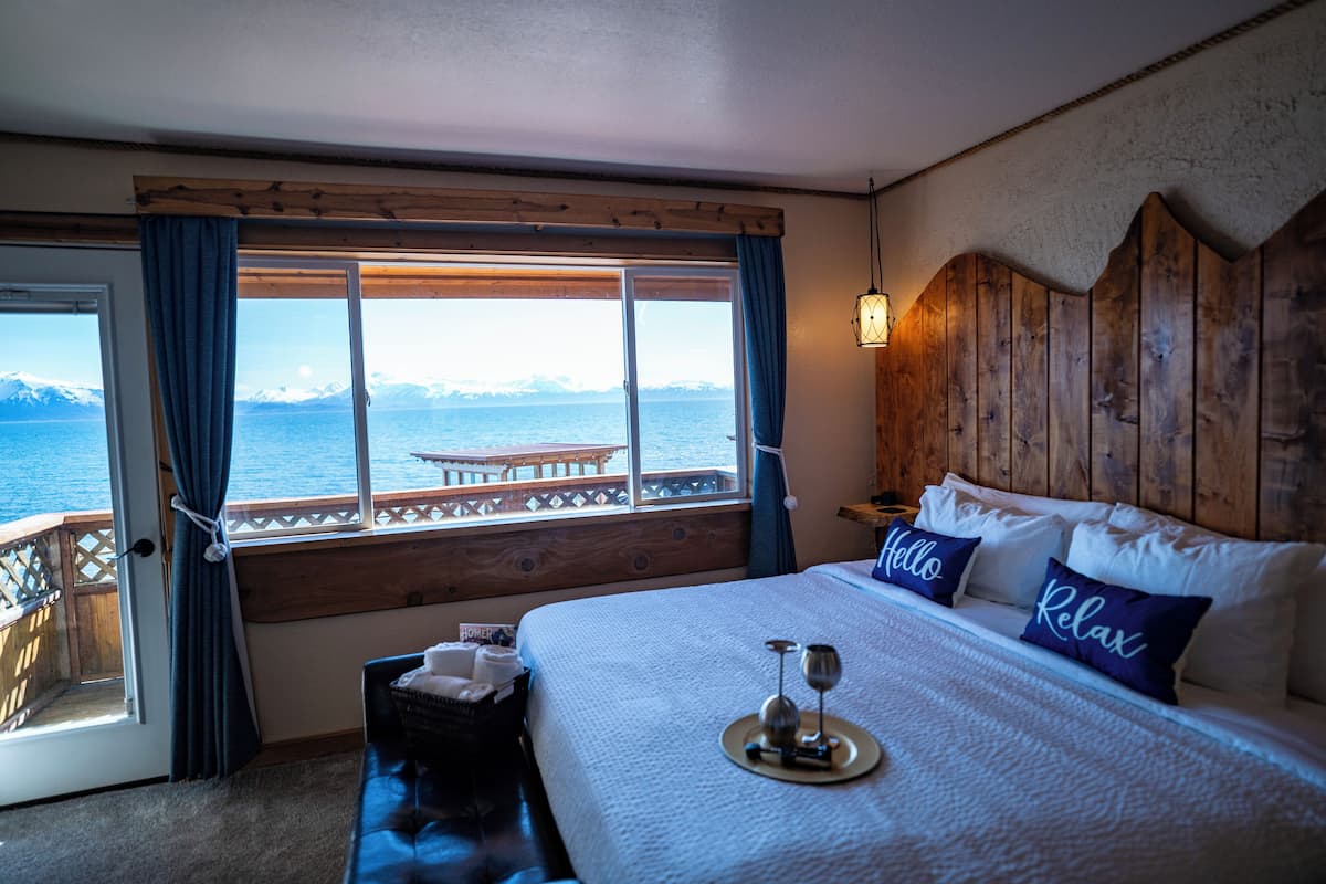 Deluxe Studio Suite, 1 King Bed with Sofa bed, Ocean View, Oceanfront | Premium bedding, individually decorated, iron/ironing board, free WiFi