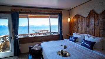 Deluxe Studio Suite, 1 King Bed with Sofa bed, Ocean View, Oceanfront | Premium bedding, individually decorated, iron/ironing board, free WiFi