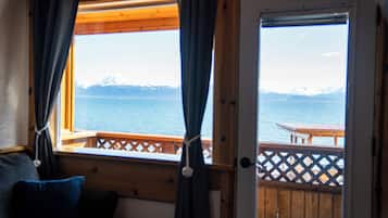 Deluxe Studio Suite, 1 King Bed with Sofa bed, Ocean View, Oceanfront | Premium bedding, individually decorated, iron/ironing board, free WiFi
