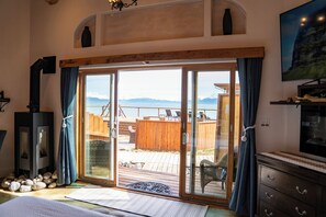 Grand Studio Suite, 1 King Bed with Sofa bed, Ocean View, Oceanfront | Premium bedding, individually decorated, iron/ironing board, free WiFi - Homer Inn and Spa (Homer)