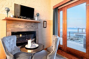 Superior Studio Suite, 1 King Bed, Ocean View, Oceanfront | Living area | 32-inch flat-screen TV with satellite channels, TV - Homer Inn and Spa (Homer)