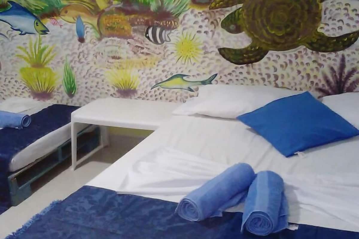 Tabla de planchar con plancha, wifi gratis y ropa de cama
