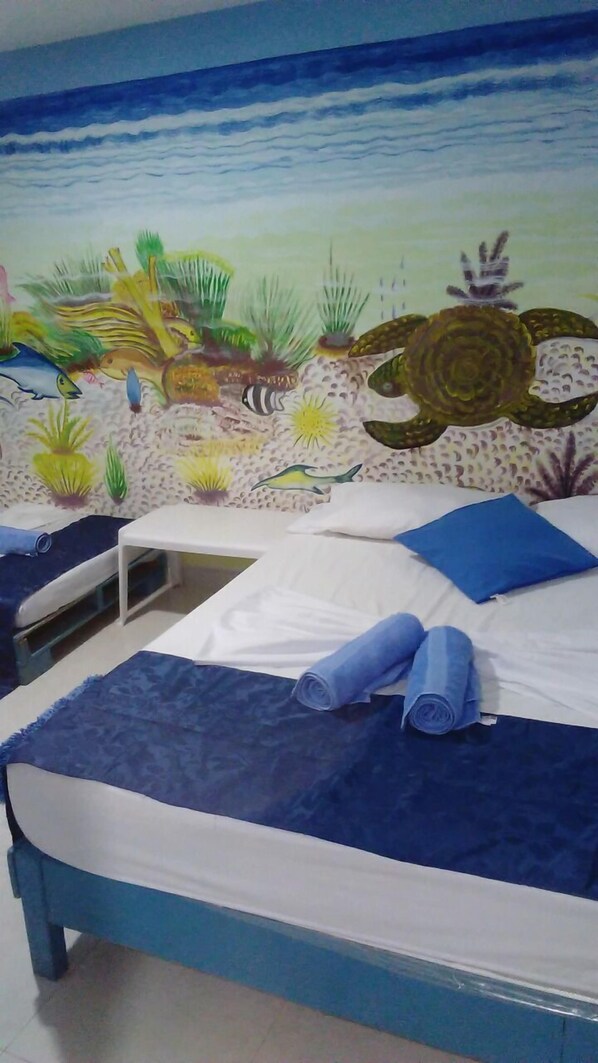 Tabla de planchar con plancha, wifi gratis y ropa de cama