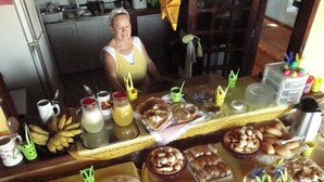 A buffet table with various food items and drinks. - Pousada Alternativa (Aracati)
