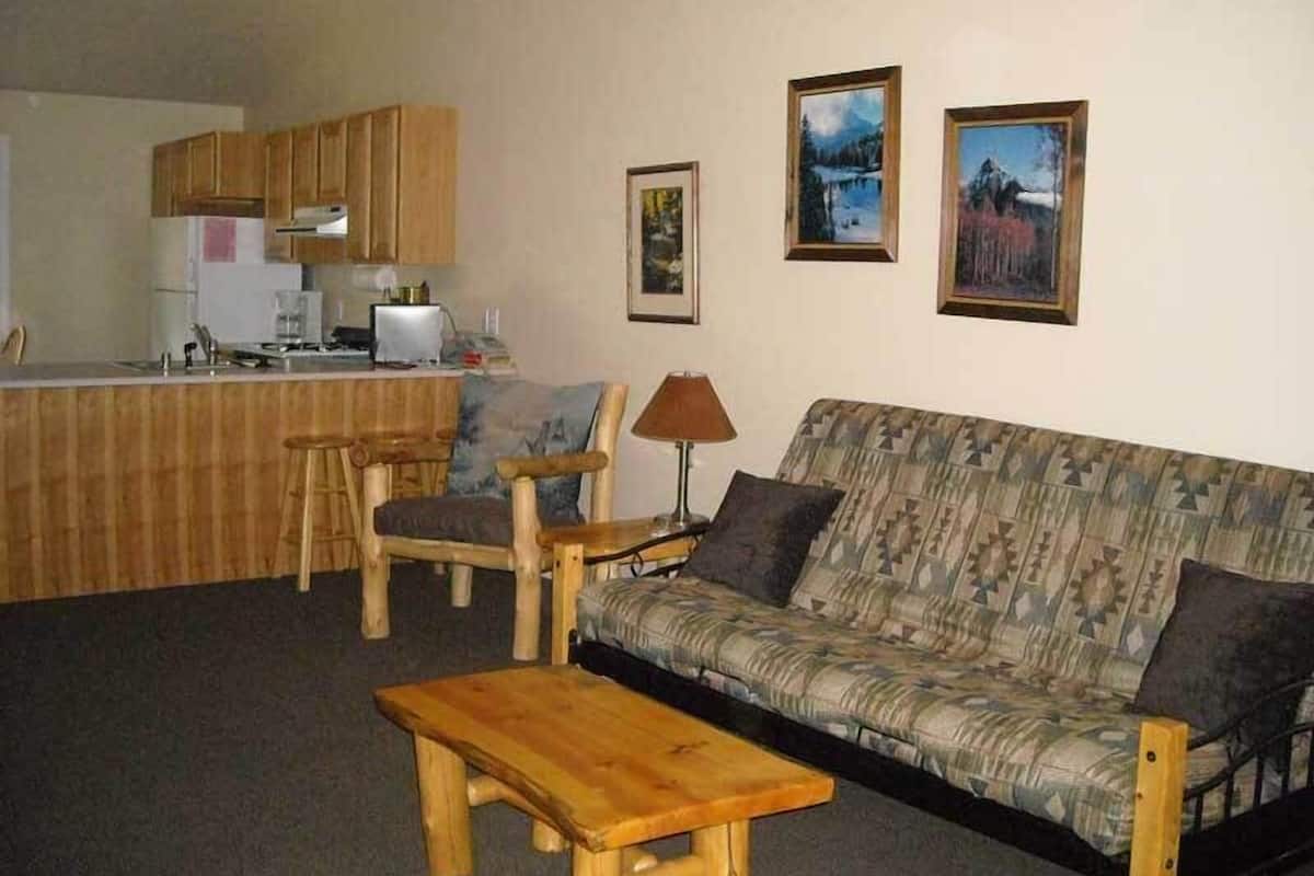 Suite, 2 Bedrooms | 2 bedrooms, individually decorated, individually furnished