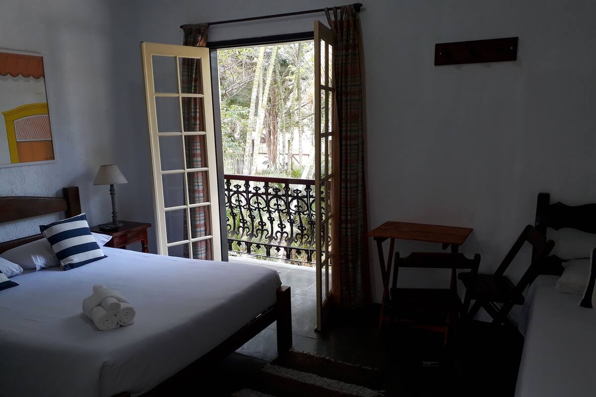 Minibar, free WiFi, bed sheets