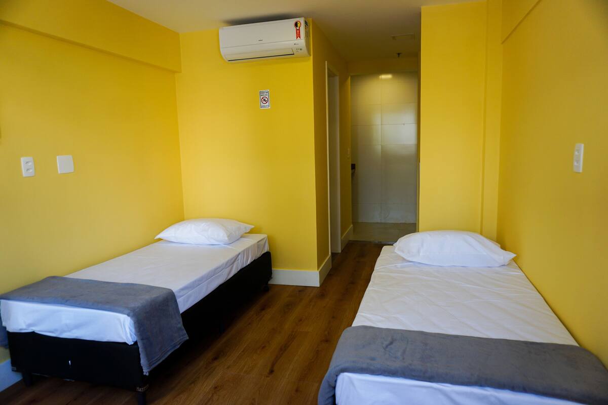 Camera con letto matrimoniale o 2 letti singoli | Con stile personalizzato, tende oscuranti, Wi-Fi gratuito