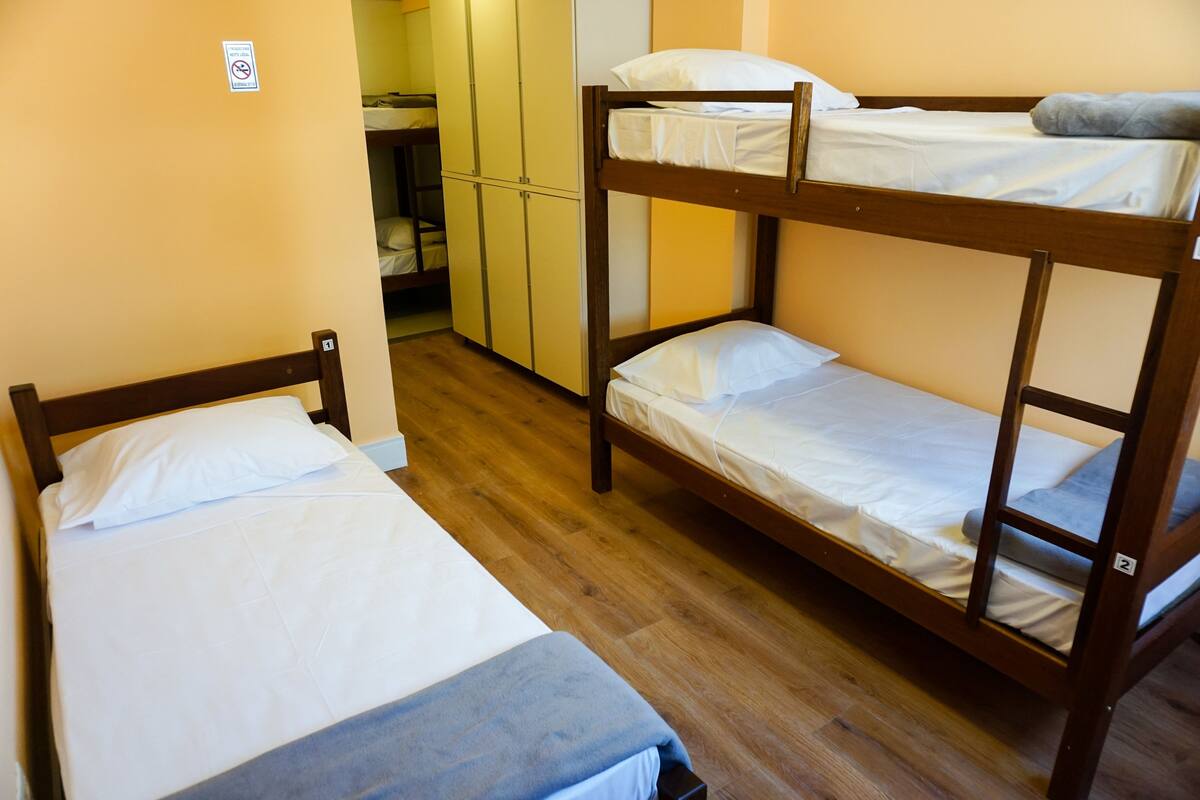 Dormitorio condiviso, dormitorio misto (5 beds) | Con stile personalizzato, tende oscuranti, Wi-Fi gratuito