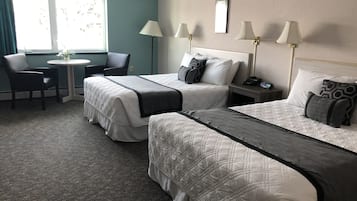Habitación estándar, 2 camas de matrimonio | Decoración individual, escritorio, cortinas opacas y wifi gratis