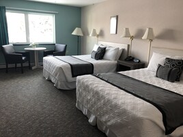 Decoración personalizada, escritorio, cortinas blackout y wifi gratis 