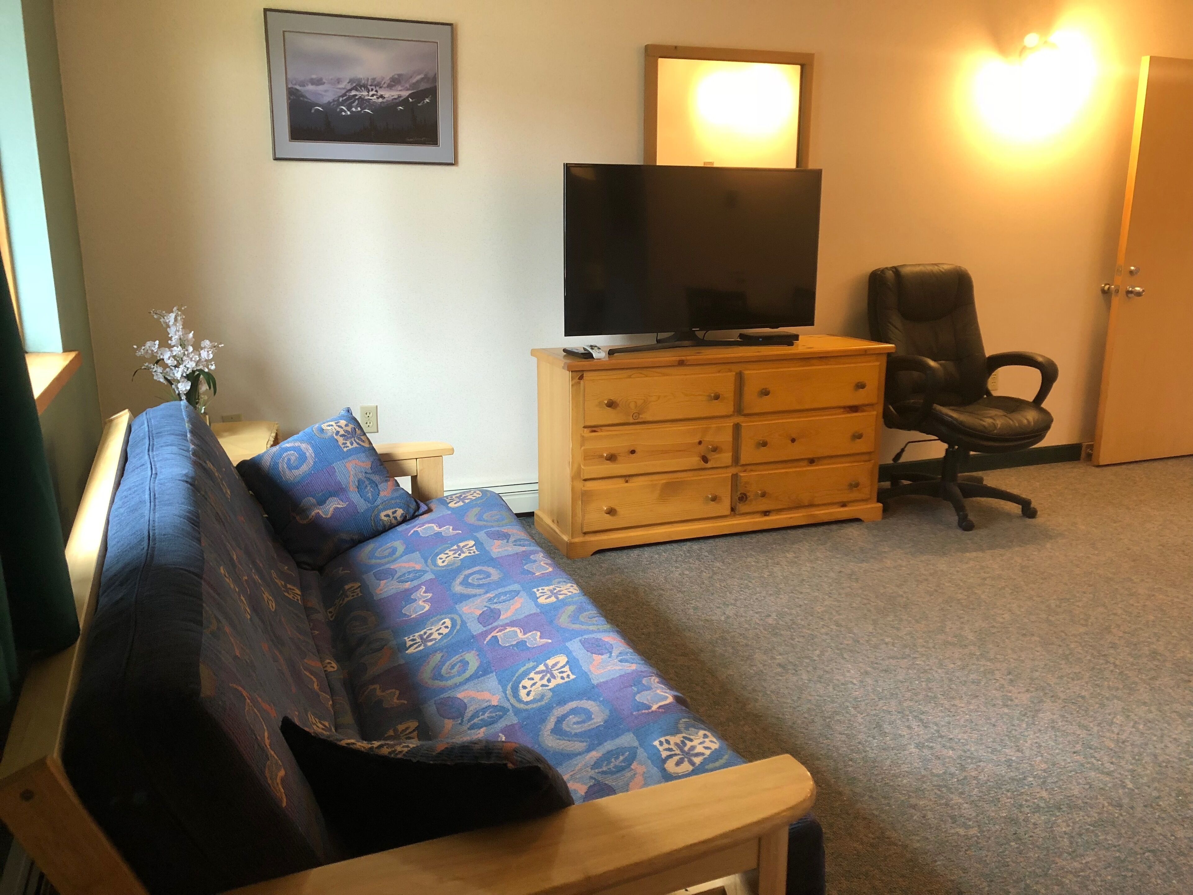 Individually decorated, desk, blackout curtains, free WiFi