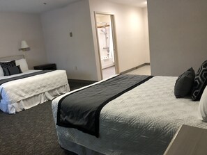 Habitació estàndard, 2 llits de matrimoni, accessible | Decoració individual, escriptori, cortines opaques i wifi gratuïta 