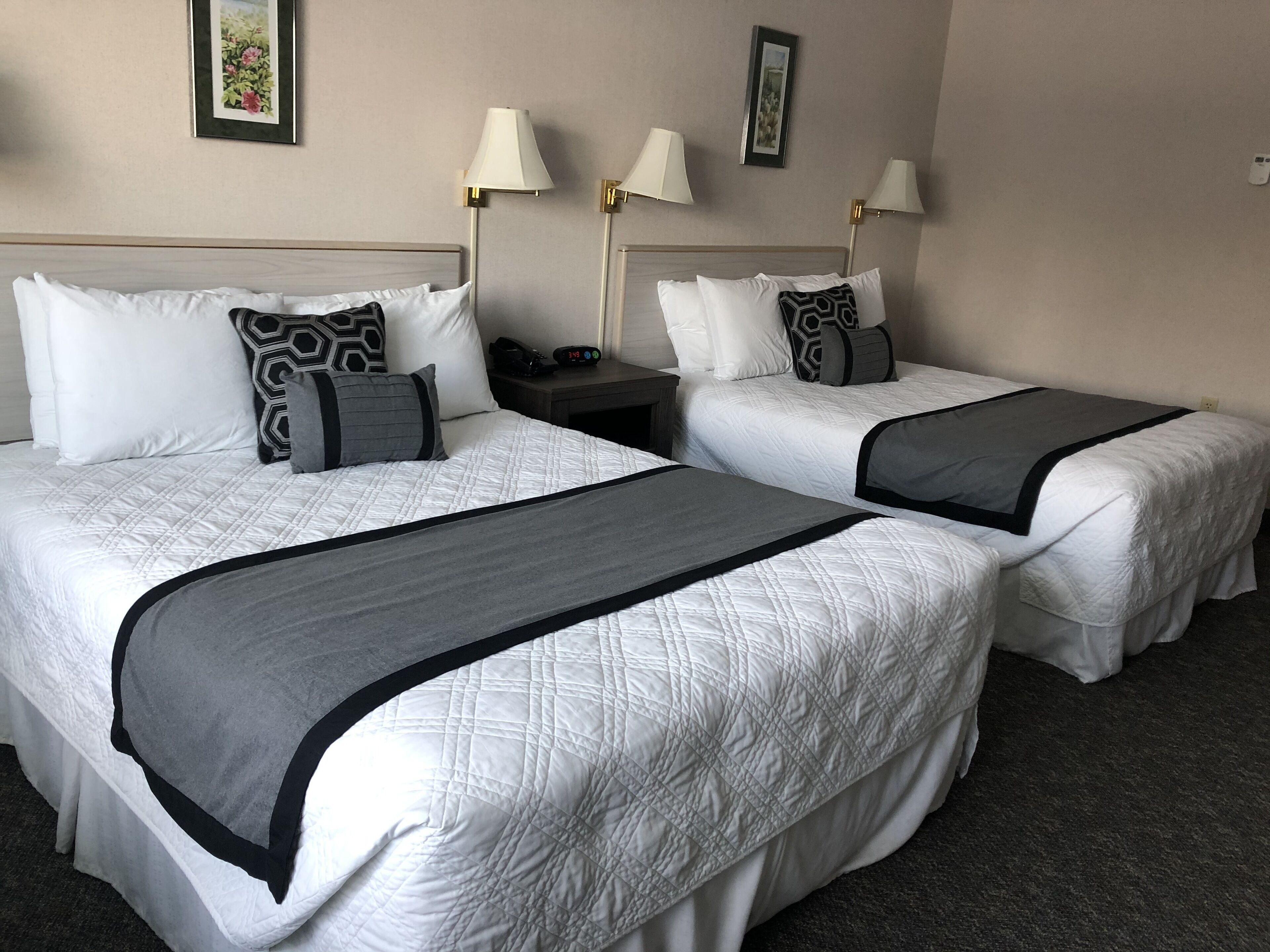 Escritorio, cortinas blackout, wifi gratis y decoración personalizada 