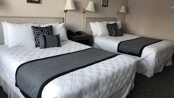 Escritorio, cortinas blackout, wifi gratis y decoración personalizada