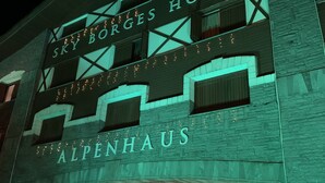 The exterior of the Sky Bores Hotel with a restaurant named 'Alpenaus'. - Raupp Flats Gramado 01 (Gramado)