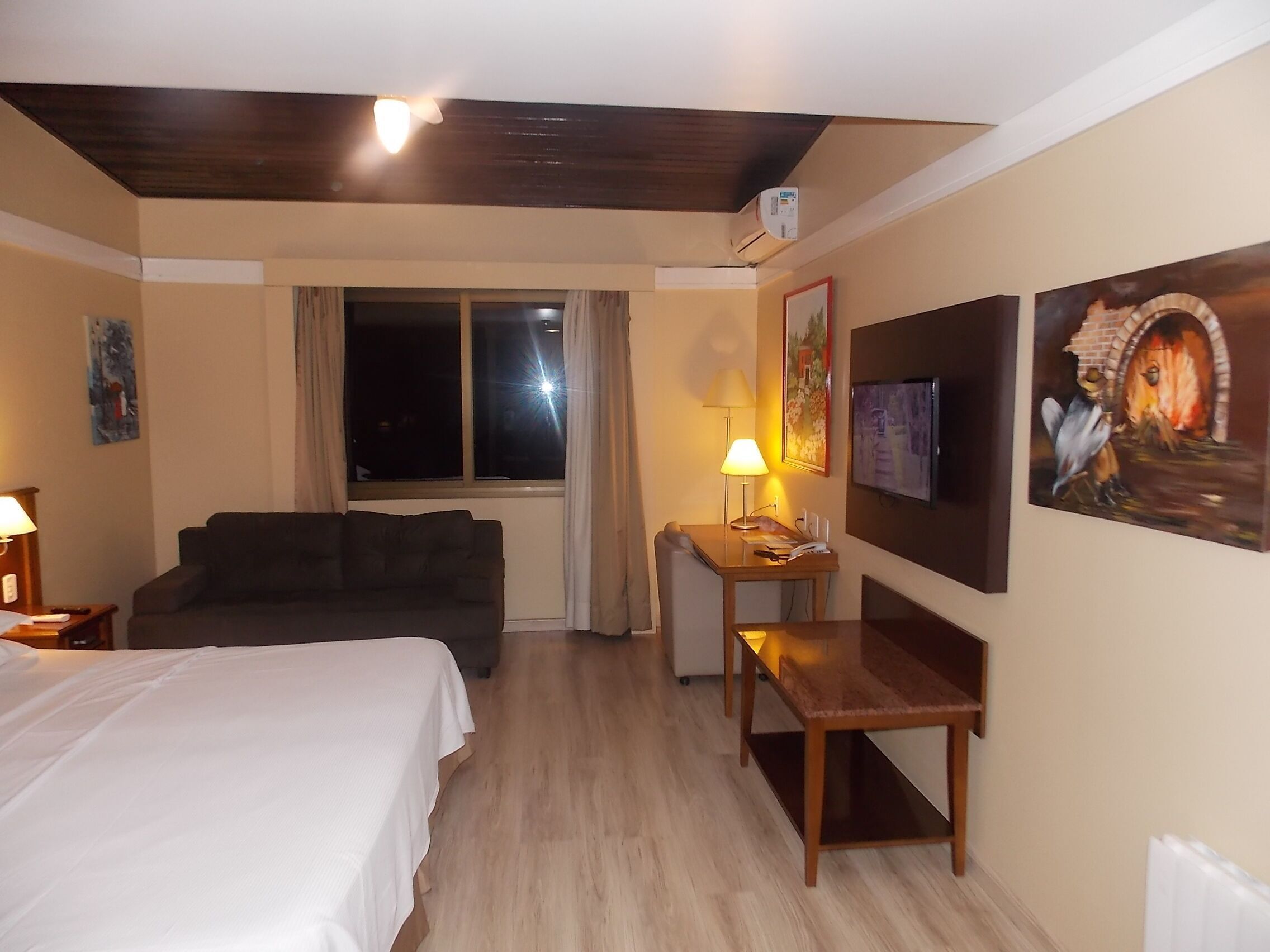Minibar, una scrivania, postazione laptop