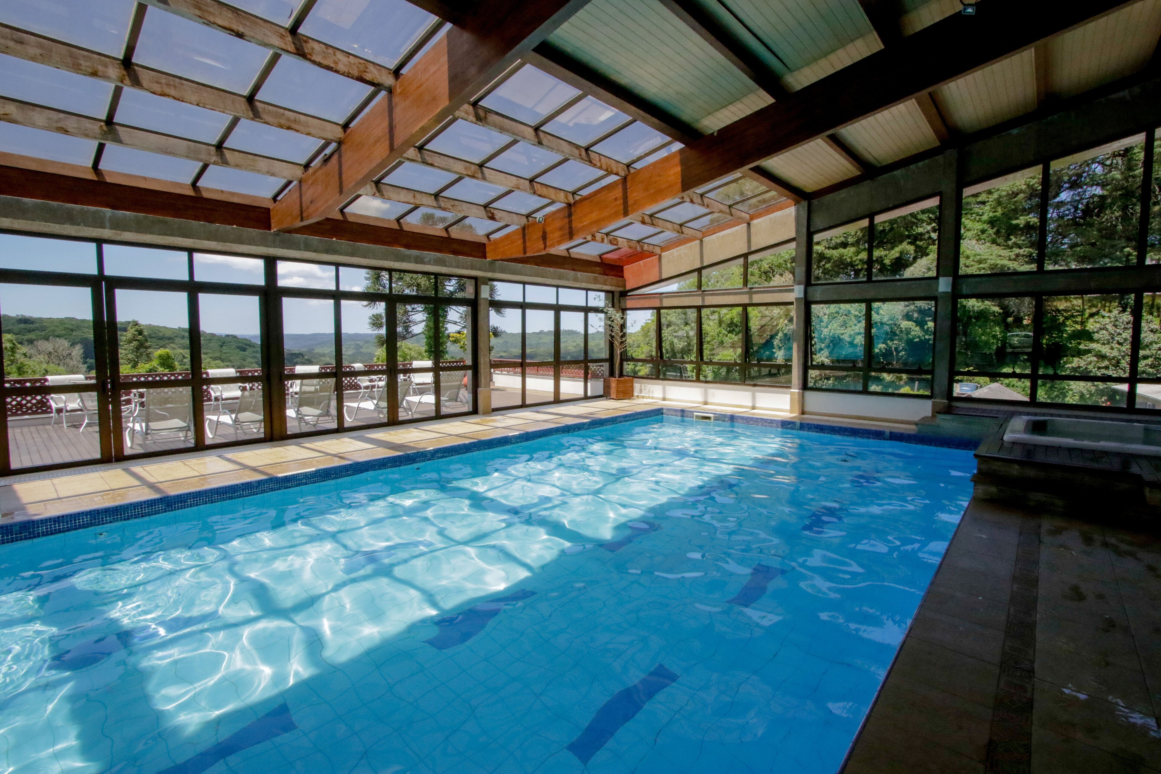 Piscina interna, espreguiçadeiras