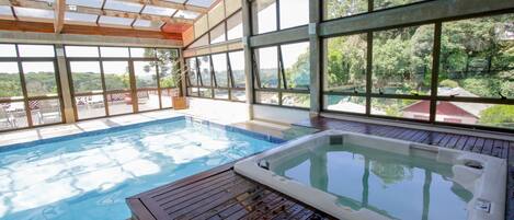 Hồ bơi trong nhà, ghế dài tắm nắng