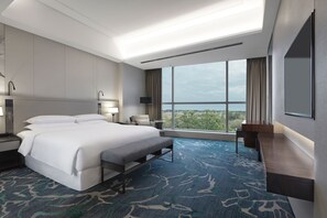 Minibar, in-room safe, desk, laptop workspace - Sheraton Shanghai Chongming Hotel (Shanghai)