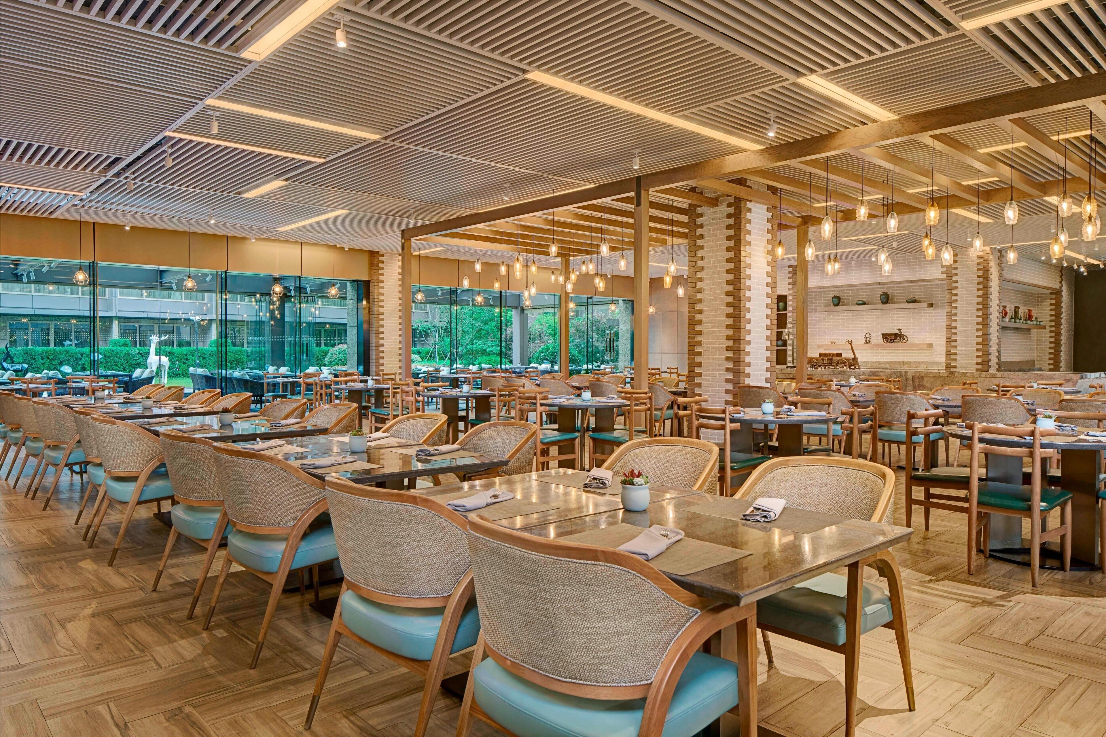 2 restaurants, lunch, dinner served; chinese cuisine