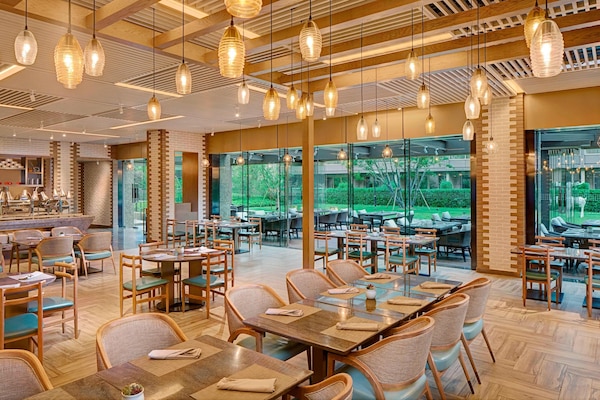 Daily buffet breakfast (CNY 184 per person)