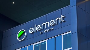 Un edificio con un letrero que dice "element by westin".