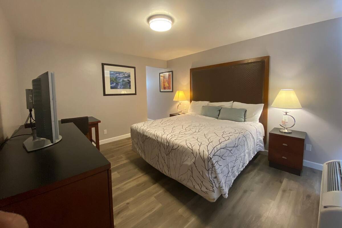 Kamar Standar, 1 Tempat Tidur Queen | Meja kerja, Wi-Fi gratis, dan seprai linen