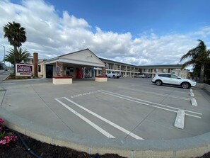 Exterior - Colonial Motel (Santa Maria)