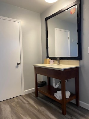 Combined shower/bathtub, free toiletries, towels