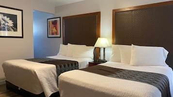 Quarto standard, 2 camas de casal | Banheiro | Chuveiro/banheira combinados, produtos de toalete grátis