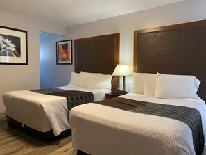 Standard Room, 2 Double Beds | Bathroom | Combined shower/tub, free toiletries, towels - Colonial Motel (Santa Maria)
