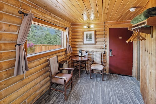 Deluxe Cabin, 1 King Bed with Sofa bed, Mountainside | Living area | 26-inch flat-screen TV with digital channels, TV, Netflix