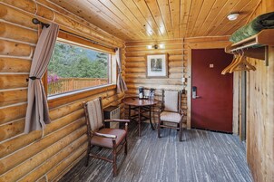 Deluxe-Ferienhütte, 1 King-Bett und Schlafsofa, Bergseite | Wohnbereich | 26-Zoll-Flachbildfernseher mit Digitalempfang, Fernseher, Netflix