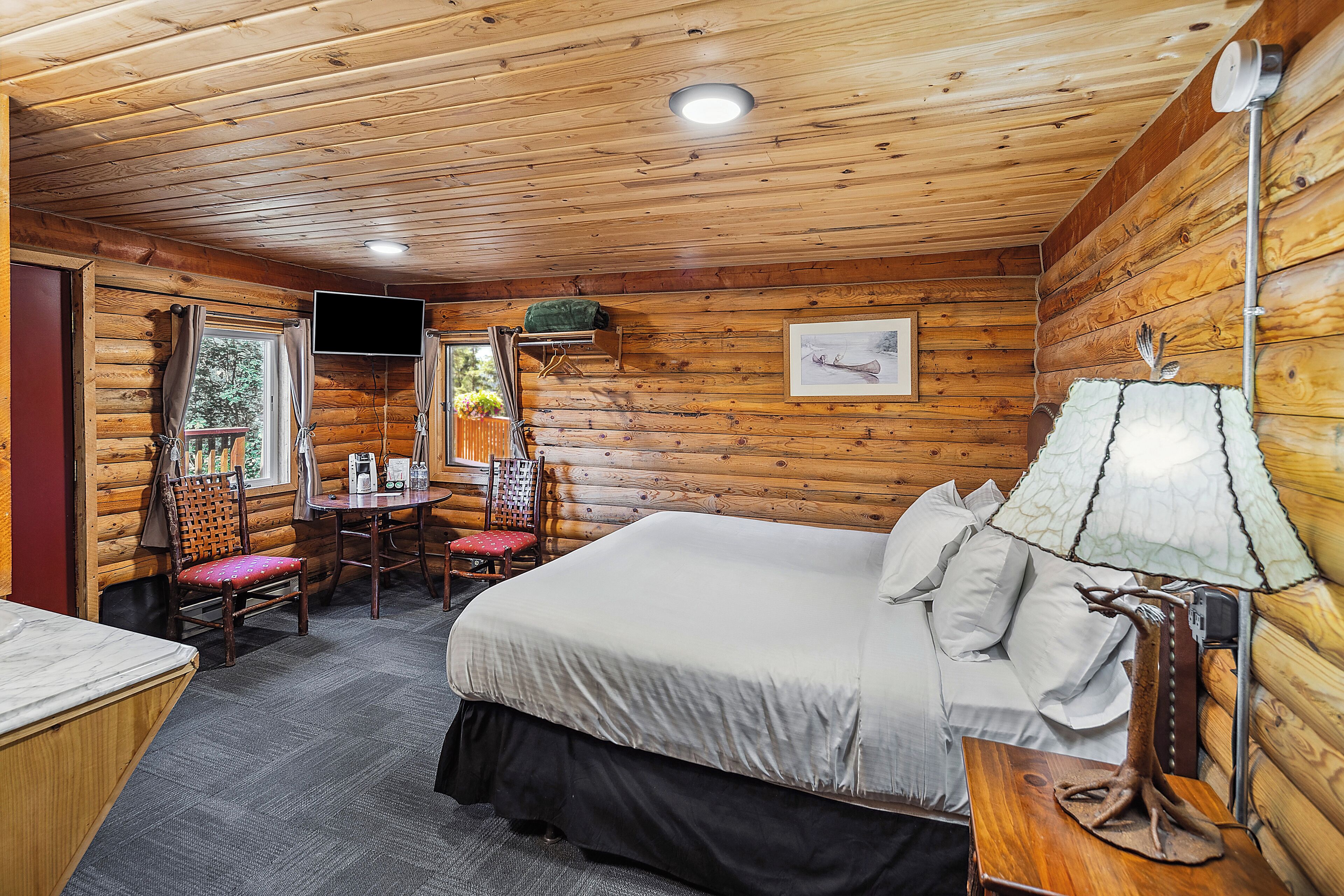Classic Cabin, 1 King Bed, Mountainside | Premium bedding, blackout drapes, rollaway beds, free WiFi