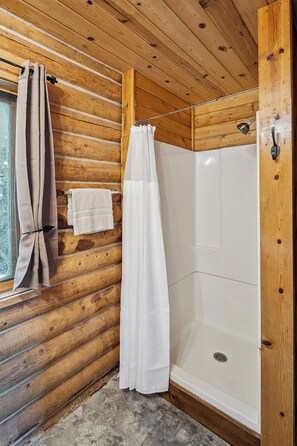 Cabaña Deluxe, 1 cama King size y sofá cama, junto a la montaña | Baño | Regadera, amenidades de baño gratuitas, secadora de cabello, toallas 