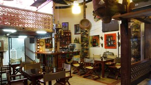 Un interno tradizionale con mobili in legno, un angolo bar e diversi oggetti decorativi.