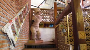 Una scala con un muro in mattoni e una ringhiera di legno.