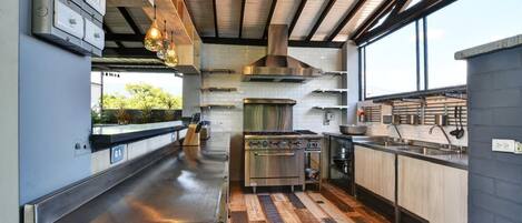 Full-size fridge, microwave, oven, stovetop