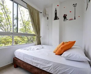 Desk, laptop workspace, soundproofing, free WiFi - International House Medellin - Hostel (Medellín)