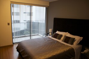 Caja de seguridad en la habitación y tabla de planchar con plancha