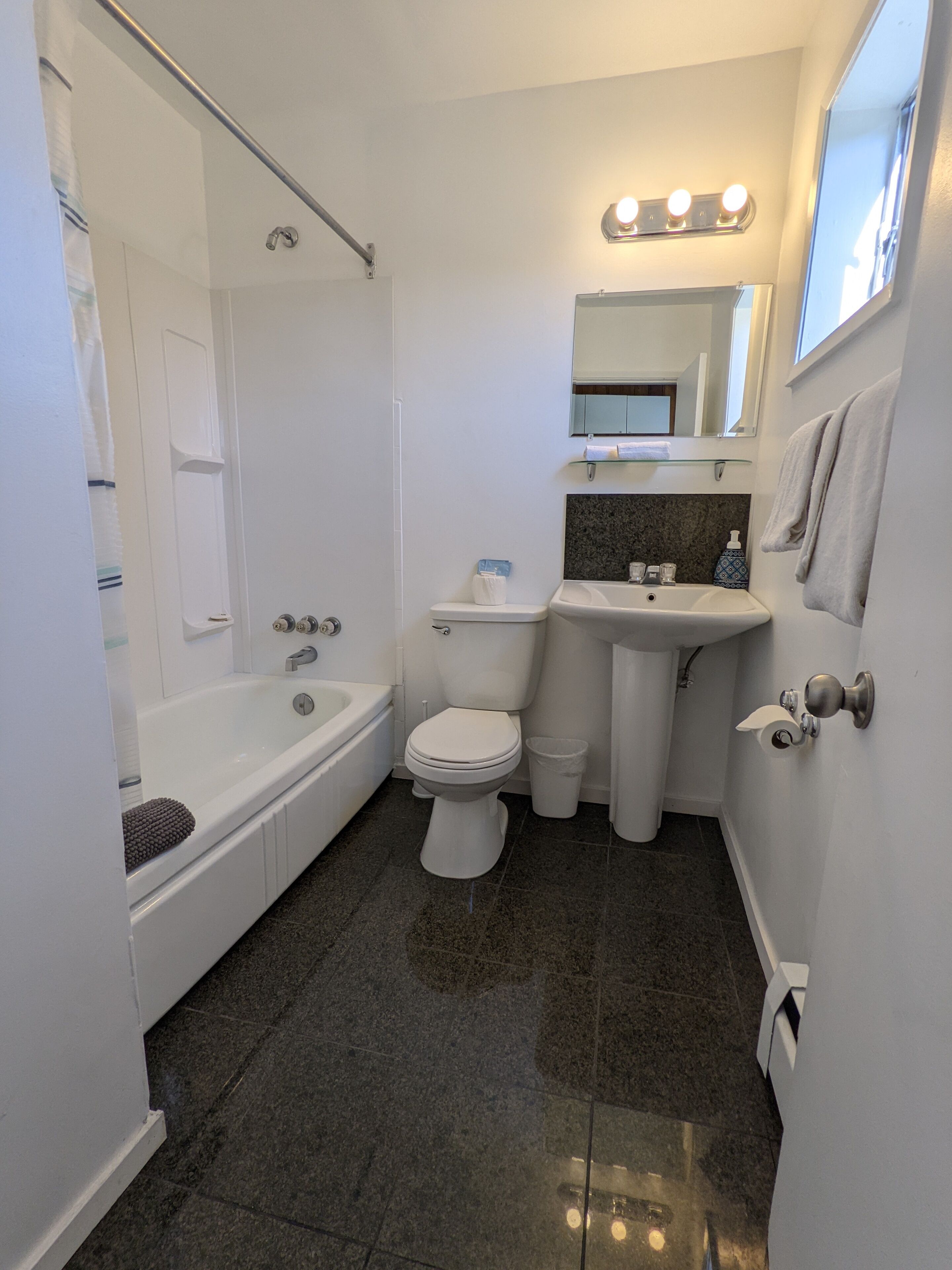 Standard Room, 1 Queen Bed, Kitchen | Bathroom | Combined shower/tub, free toiletries, towels