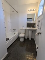 Bañera con ducha, artículos de tocador gratuitos, toallas