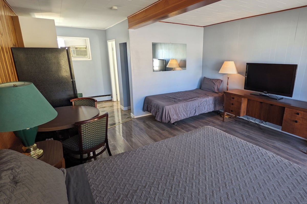 Standard Room, Multiple Beds, Kitchen | Living area