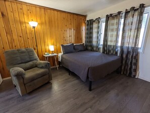 Standard Room, 1 Queen Bed, Kitchen | Free WiFi, bed sheets - Deerview Lodge & Cabins - Princeton BC (Princeton)