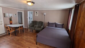 Standard Apartment, 2 Queen Beds, Kitchen | Free WiFi, bed sheets - Deerview Lodge & Cabins - Princeton BC (Princeton)