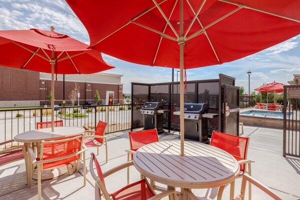 Indoor pool, open 8:00 AM to 10:00 PM, pool umbrellas, sun loungers - Comfort Suites Loveland (Loveland)